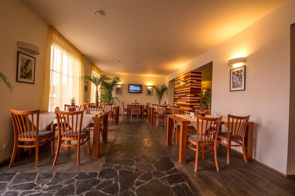 Hotel Maroli Mikulov Ngoại thất bức ảnh